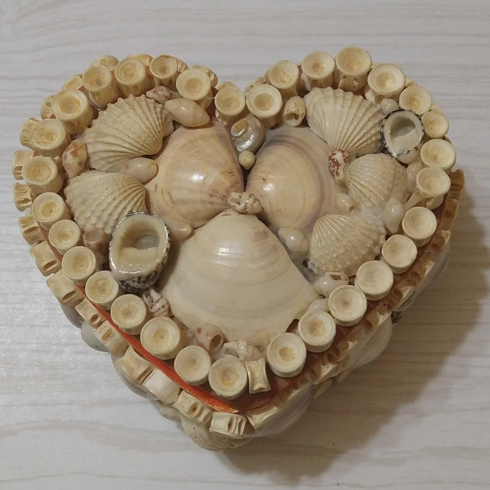 Vintage 1950s Davar Taiwan Whale Seashell Chained Jewelry Box
